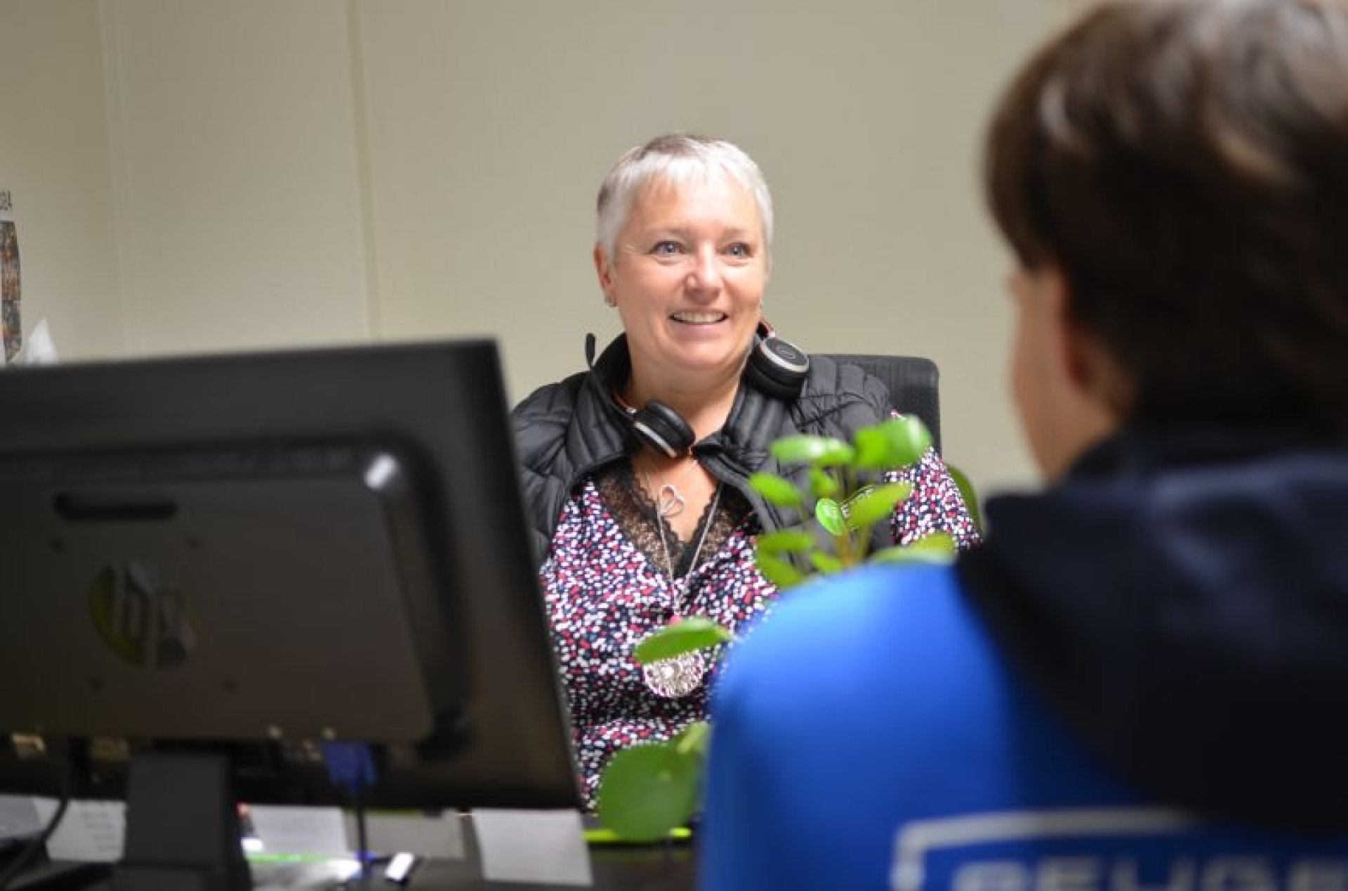 Une femme réalise un entretien avec un candidat
