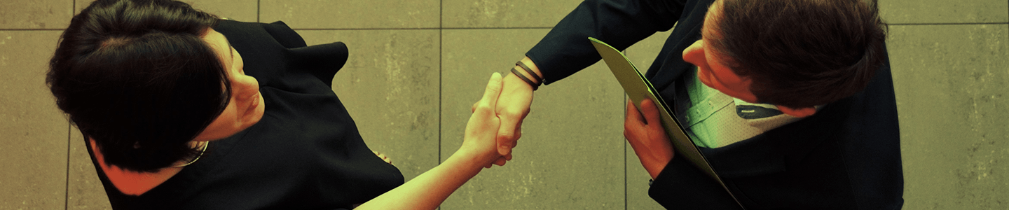 Une homme et une femme se serrent la main