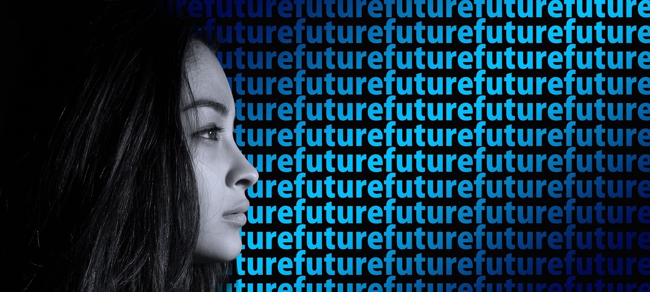 Une femme est à côté d'inscriptions future