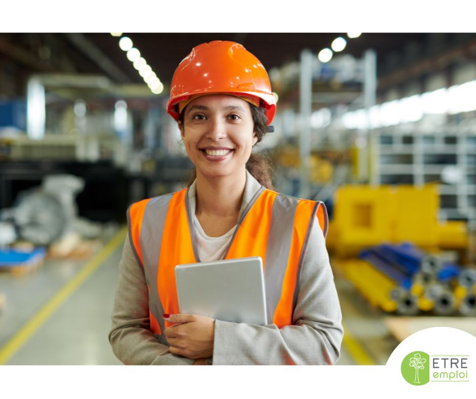 Une femme à l'usine sourit