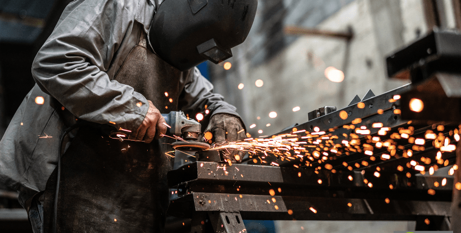 Un soudeur travaille le métal en usine