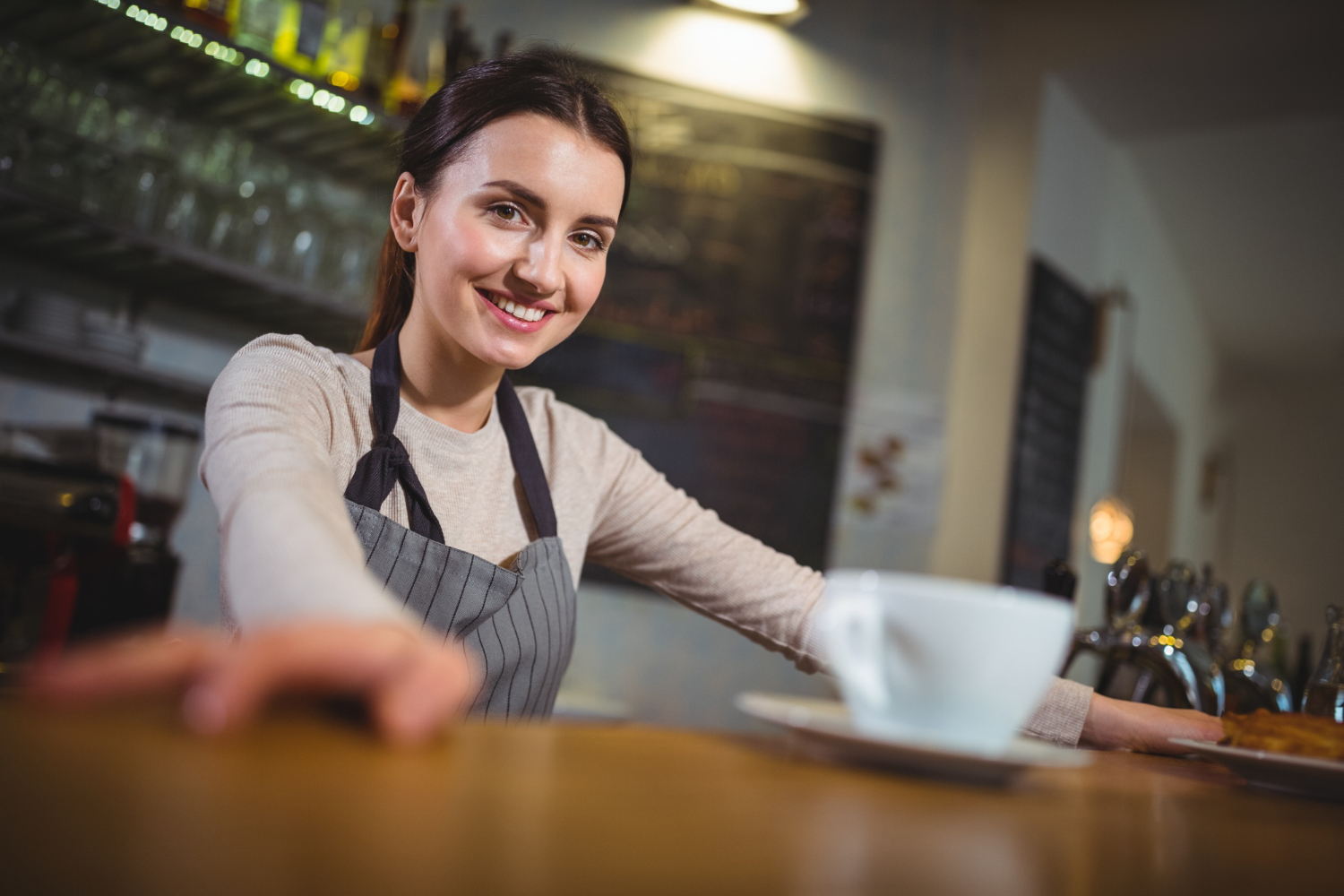 Une jeune femme en intérim travaille dans un restaurant