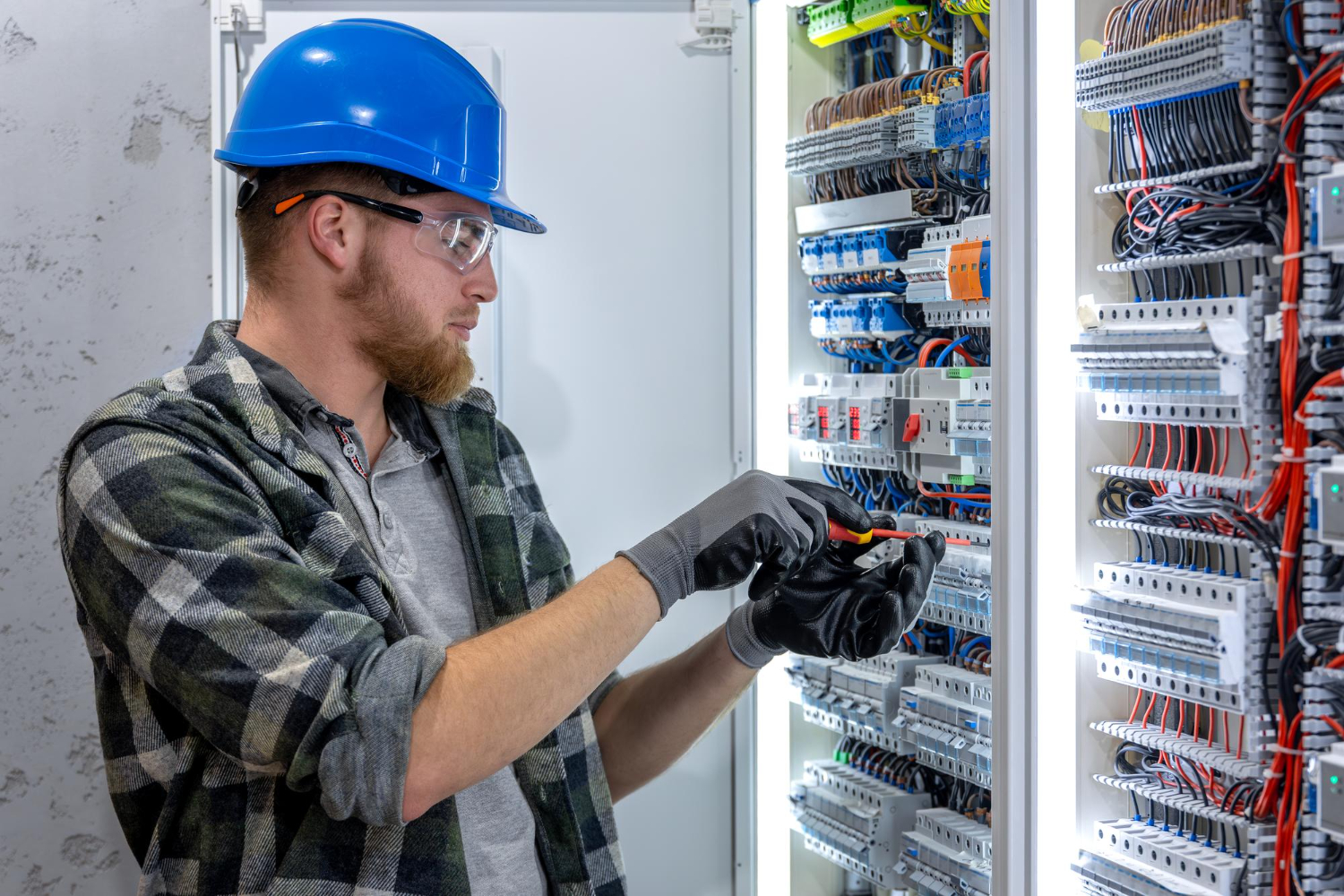 Un électricien répare une armoire électrique